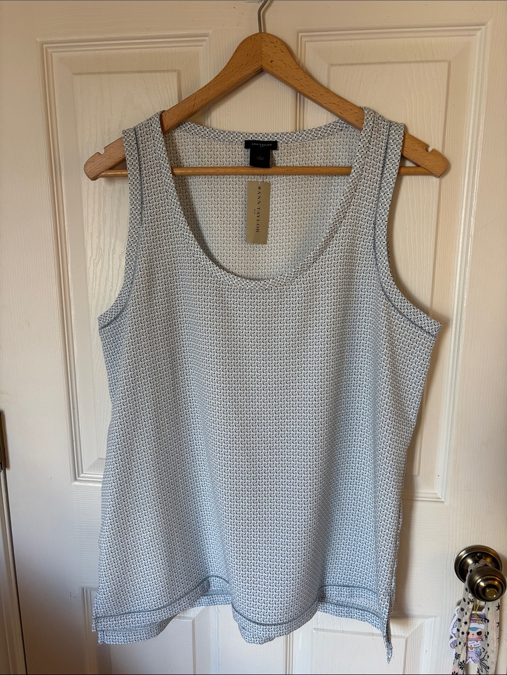 Ann Taylor Sleeveless Blouse Size L NWT Blue White Print